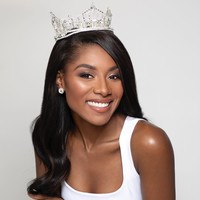 Saat baru masuk kuliah, Nia mendonorkan stem cell pada ayahnya yang didiagnosa menderita penyakit Limfoma non Hodgkin, kanker yang berkembang dalam sistem limfatik tubuh manusia. Ayahnya pun berhasil sembuh berkat donor stem cell darinya. Foto: Instagram