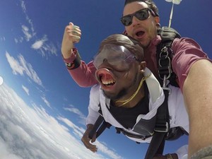 Foto Saat Skydiving, Pria Ini Malah Bikin Ngakak!