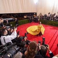 MET Gala 2020 seharusnya digelar hari ini. Namun, pandemi COVID-19 akhirnya memaksa acara tersebut untuk ditiadakan. Digelar sejak 1948, MET Gala yang dijuluki Oscar-nya fashion selalu menyuguhkan penampilan heboh para selebriti dunia. Tanpa terkecuali di MET Gala 2018 yang sempat menuai kontroversi karena mengusung tema Heavenly Bodies: Fashion and the Catholic Imagination. Tema tersebut dianggap terlalu mengeksploitasi agama. (Foto: Getty Images)