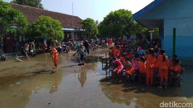 Banjir di Mojokerto menyisakan lumpur/