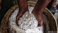 Penganan khas Sumatera Barat itu berbahan dasar beras ketan.