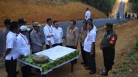 Jokowi bersama rombongan menuju Bukit Nyuling, yang berjarak sekitar 2 km dari kantor Kecamatan Manuhing. Jokowi kemudian melihat peta Kelurahan Tumbang Talaken.
