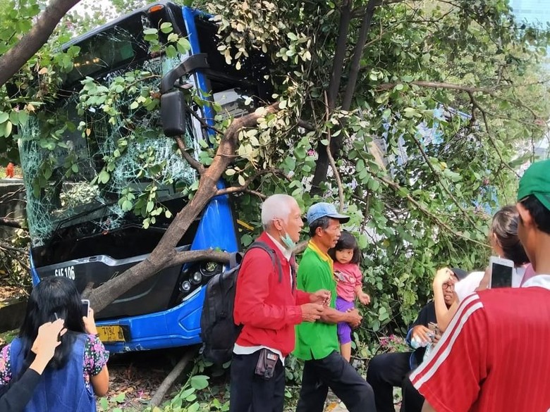 TransJ Tabrak Separator di Grogol, Seluruh Penumpang Dievakuasi TransJ Tabrak Separator di Grogol, Seluruh Penumpang Dievakuasi