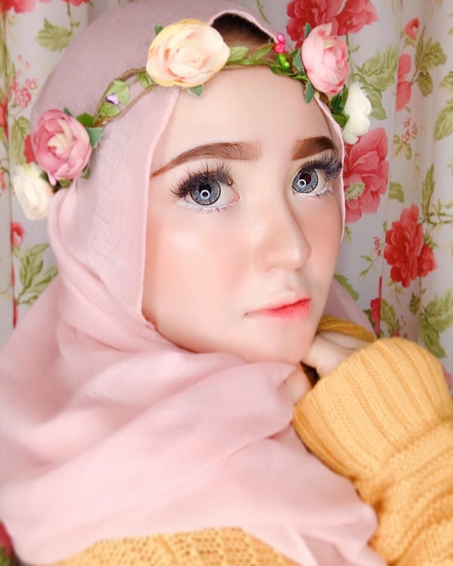 Sejumlah selebgram berhijab asal Aceh mencuri perhatian di media sosial. Salah satunya adalah Herlin Kenza. Ia populer karena wajahnya yang disebut-sebut mirip barbie.Foto: Instagram