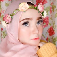 Sejumlah selebgram berhijab asal Aceh mencuri perhatian di media sosial. Salah satunya adalah Herlin Kenza. Ia populer karena wajahnya yang disebut-sebut mirip barbie.Foto: Instagram