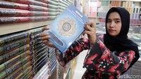 Begini suasana penjualan kitab suci Alquran di toko buku Bintang Indonesia, Kramat Raya, Jakarta Pusat.