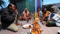 Sejumlah warga menyiapkan makanan untuk berbuka puasa berupa pastri yang diisi dengan sejumlah isian lalu digoreng.