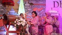 Pameran DhawaFest Pesona 2019 dibuka secara simbolis oleh Sri Mulyani sambil memukul bedug.