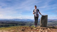 Selama Lara dalam kandungan, Deborah telah naik ke 23 bukit dan gunung. Saat melahirkan, ketika Lara baru berusia 6 minggu, mereka kembali menanjak. (Caledonian Wayfarer/Facebook)