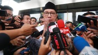 Lukman tak menjawab saat ditanya soal duit Rp 180 juta dan USD 30 ribu yang disita KPK dari ruang kerjanya.