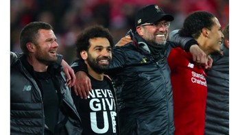 Akun Twitter resmi Liverpool mengiyakan tulisan di kaos Mo Salah. Kami tak pernah menyerah, Mo. Foto: istimewa