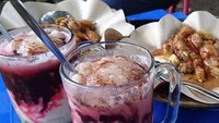 Makan es doger memang paling enak dengan paduan siomay. Aduh, bumbu kacang dengan siomay gurih pas kalau disandingkan dengan es doger. Foto: Instagram@alko_farizon