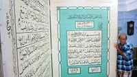 Pengurus masjid membuka lembaran Al Quran berukuran raksasa di Masjid Sapuro, Pekalongan, Jawa Tengah. Replika Al Quran yang dibuat dengan tulisan tangan berukuran 2,4 meter dan lebar dua meter itu terbuat dari kayu tripleks yang merupakan replika Alquran dari aslinya yang sebelumnya dihibahkan warga bernama Moch Aswantary sekitar tahun 1970 di masjid tertua di Pekalongan tersebut. Antara Foto/Harviyan Perdana Putra.