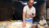 Sejumlah warga menyiapkan makanan untuk berbuka puasa berupa pastri yang diisi dengan sejumlah isian lalu digoreng.