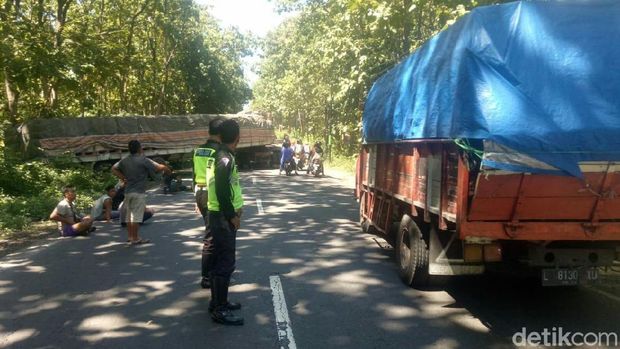 Tronton Melintang di Jalan Pantura Baluran Situbondo