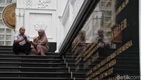 Selain itu, di bagian sisi kanan dan kiri tangga, tertera pula penggalan Surat Al Fatihah yang juga ditulis dalam tiga bahasa. (Pradita Utama)