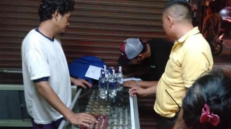 Polisi Tutup Warung Miras yang Beroperasi di Depan Masjid Bekasi Polisi Tutup Warung Miras yang Beroperasi di Depan Masjid Bekasi