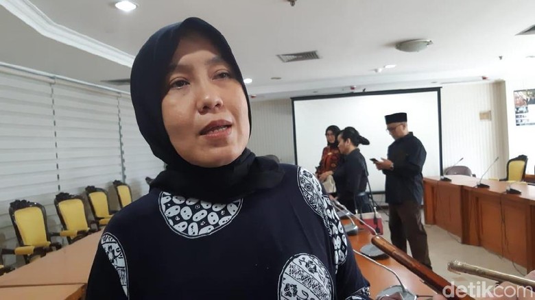Pose 2 Jari, dr Ani Hasibuan Ngaku Independen Usut Penyebab KPPS Meninggal Pose 2 Jari, dr Ani Hasibuan Ngaku Independen Usut Penyebab KPPS Meninggal