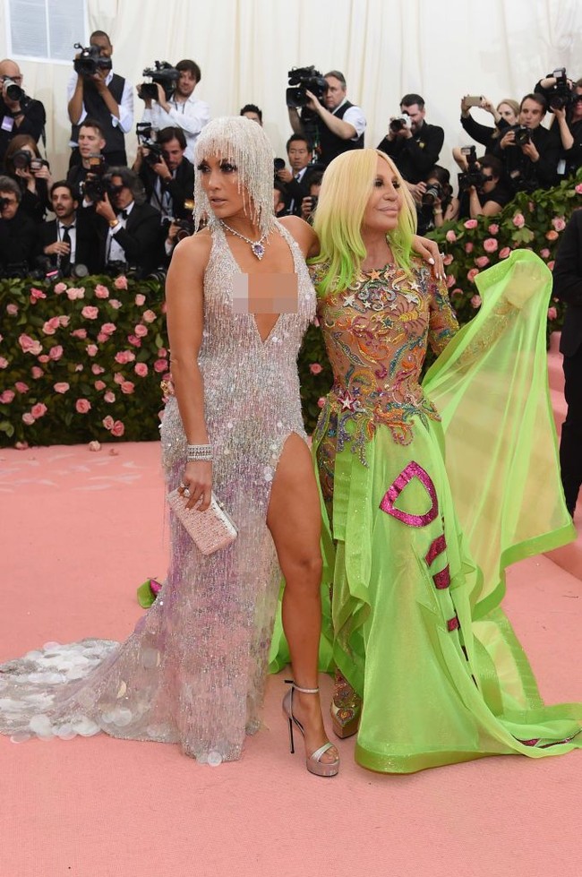 Memakai gaun karya Donatella Versace, Jennifer Lopez pun hadir di MET Gala 2019 sesuai dengan tema. Dia tampil berani dan provokatif mengenakan gaun berkilauan yang memiliki potongan dada rendah dan high slit. Foto: Jamie McCarthy/Getty Images