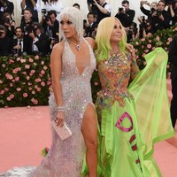 Memakai gaun karya Donatella Versace, Jennifer Lopez pun hadir di MET Gala 2019 sesuai dengan tema. Dia tampil berani dan provokatif mengenakan gaun berkilauan yang memiliki potongan dada rendah dan high slit. Foto: Jamie McCarthy/Getty Images