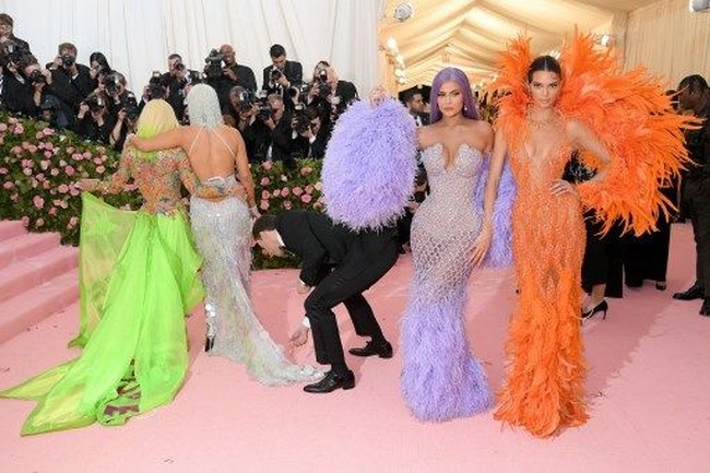 Inilah momen saat Kylie Jenner berpose di karpet pink MET Gala 2019 dan berpapasan dengan Jennifer Lopez yang hadir bersama desainer Donatella Verscae. Pada saat yang bersamaan, para selebriti ini berpose ke kamera ratusan juru foto yang memadati MET Gala 2019. Foto: AFP