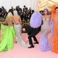 Inilah momen saat Kylie Jenner berpose di karpet pink MET Gala 2019 dan berpapasan dengan Jennifer Lopez yang hadir bersama desainer Donatella Verscae. Pada saat yang bersamaan, para selebriti ini berpose ke kamera ratusan juru foto yang memadati MET Gala 2019. Foto: AFP