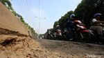 Duh, Jalan Rusak di Bekasi Bikin Macet