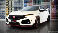Mobil Lego ini dirakit secara manual oleh sembilan tim. Dan menggunakan lebih dari 320.000 blok Lego, dengan waktu produksi mencapai lebih dari 1.300 jam.