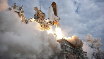 Sebanyak 173 astronot pernah terbang bersama Endeavour. Sedangkan jarak yang sudah ditempuh selama masa operasional adalah 197 juta kilometer. Foto: Getty Images