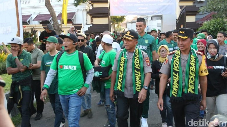 Bonek Lepas Bapaknya Bonek dan Sambut Kombes Sandi Bonek Lepas Bapaknya Bonek dan Sambut Kombes Sandi