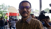 Mantan Mendagri itu nampak mengenakan kemeja batik lengan panjang berwarna cokelat dan membawa tas tangan berwarna hitam.