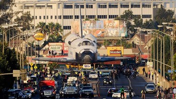 Arak-arakan Endeavour pada Oktober 2012 dari bandara Los Angeles International Airport (LAX) ke California Science Center yang disambut meriah oleh warga. Foto: Getty Images