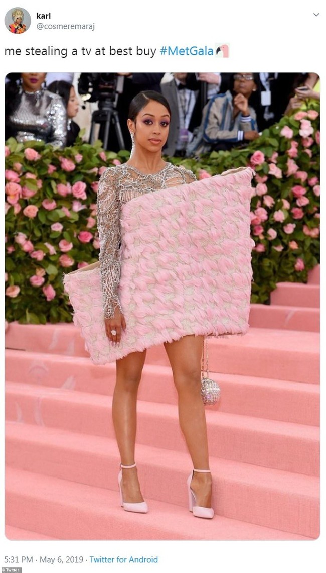 Liza Koshy jadi lelucon karena gaunnya membuat ia seperti sedang menyembunyikan televisi curian di baliknya. Foto: Twitter