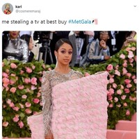 Liza Koshy jadi lelucon karena gaunnya membuat ia seperti sedang menyembunyikan televisi curian di baliknya. Foto: Twitter