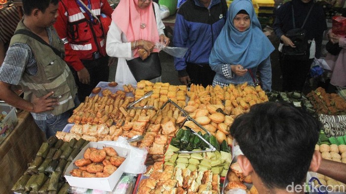 Gorengan banyak mendominasi menu takjil untuk buka puasa (Foto: Rifkianto Nugroho) Gorengan banyak mendominasi menu takjil untuk buka puasa (Foto: Rifkianto Nugroho)