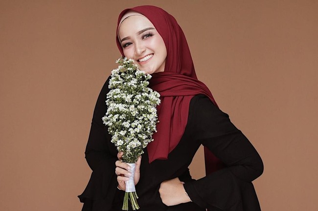 Nyak Khalida Makmoer juga kerap mencuri atensi dengan penampilan cantiknya. Wanita berdarah Aceh ini selalu tampil modis di media sosial. Foto: Instagram