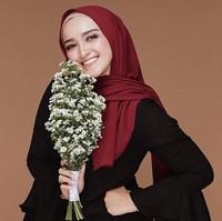 Nyak Khalida Makmoer juga kerap mencuri atensi dengan penampilan cantiknya. Wanita berdarah Aceh ini selalu tampil modis di media sosial. Foto: Instagram