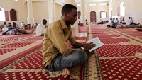 Di bulan suci Ramadhan umat Muslim Somalia menghabiskan waktu dengan membaca Alquran di masjid.