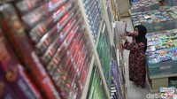Terdapat puluhan jenis Alquran yang dijual disini.
