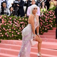 Penyanyi yang akrab disapa J-Lo itu melengkapi gayanya sehingga benar-benar terlihat berkilauan dengan wig perak, high heels dan perhiasan berwarna senada dengan busananya. Foto: Jamie McCarthy/Getty Images