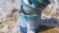 Kebanyakan keramik buatannya menghadirkan gambar alam. Seperti gelas yang satu ini yang dibuat dengan gambaran laut.  Foto: instagram @forestceramicco