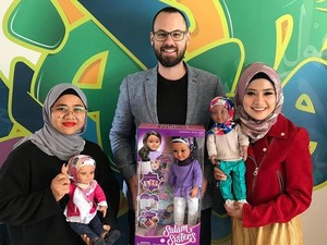 Kisah Pria Mualaf yang Sukses Bikin Boneka Hijab Salam Sisters