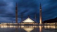 Tak seperti kubah bulat pada umumnya, namun, masjid dibuat mirip tenda dengan empat menara di setiap sudutnya. (iStock)