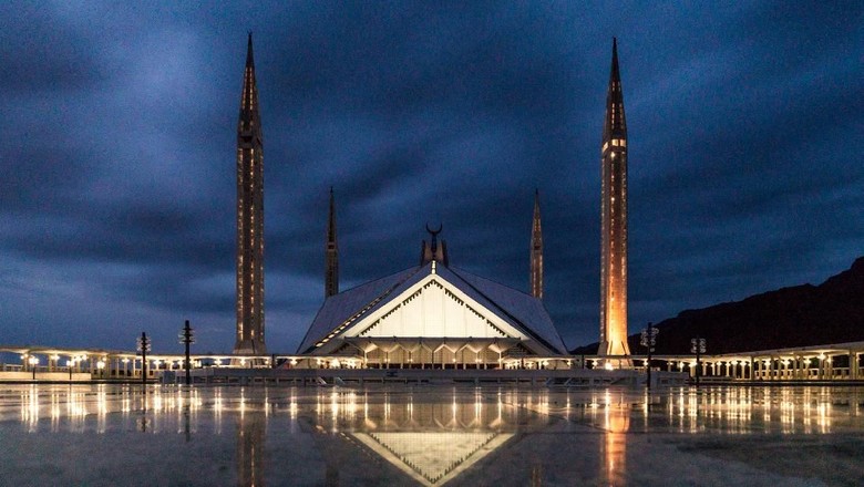 Masjid Shah Faisal Faisal Mosque is the mosque in Islamabad, Pakistan. Located on the foothills of Margalla Hills in Islamabad, the mosque features a contemporary desing consisting of eight sides ofconcrete shell and is inspired by a Bedouin tent.
