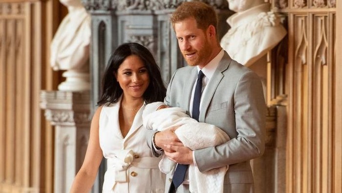 WINDSOR, ENGLAND - MAY 08: Prince Harry, Duke of Sussex and Meghan, Duchess of Sussex, pose with their newborn son during a photocall in St Georges Hall at Windsor Castle on May 8, 2019 in Windsor, England. The Duchess of Sussex gave birth at 05:26 on Monday 06 May, 2019. (Photo by Dominic Lipinski - WPA Pool/Getty Images)