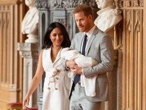 Dipuji Netizen, Ini Gaya Meghan Markle di Foto Perdana Bersama Bayinya