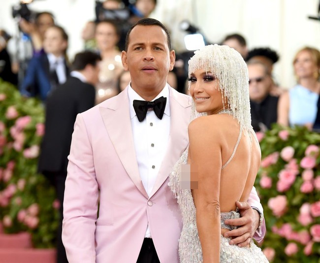 Jennifer Lopez hadir di MET Gala 2019 ditemani tunangannya atlet baseball Alex Rodriguez. Pria yang akrab disapa A-Rod itu tampak memakai blazer ungu muda yang warnanya senada dengan liotin di kalung J-Lo. Foto: Jamie McCarthy/Getty Images