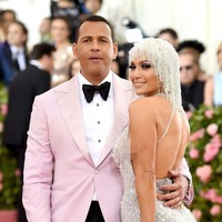 Jennifer Lopez hadir di MET Gala 2019 ditemani tunangannya atlet baseball Alex Rodriguez. Pria yang akrab disapa A-Rod itu tampak memakai blazer ungu muda yang warnanya senada dengan liotin di kalung J-Lo. Foto: Jamie McCarthy/Getty Images