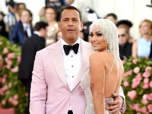 Foto: Gaya Seksi Jennifer Lopez yang Membuat Kylie Jenner Sampai Melirik