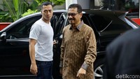 Mantan Menteri Dalam Negeri (Mendagri) Gamawan Fauzi tiba di gedung KPK, Jakarta, Rabu (8/5/2019).